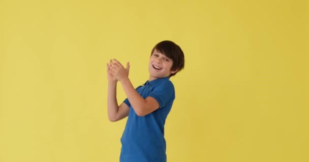 Boy clapping and celebrating success — Stock Video