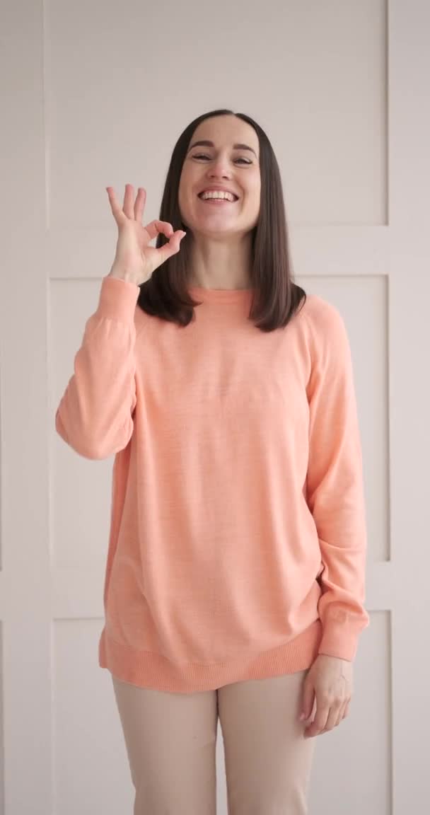 Пораженная женщина подает знак рукой — стоковое видео