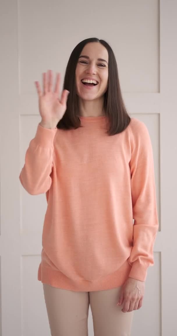 Женщина приветствие рукой размахивая — стоковое видео