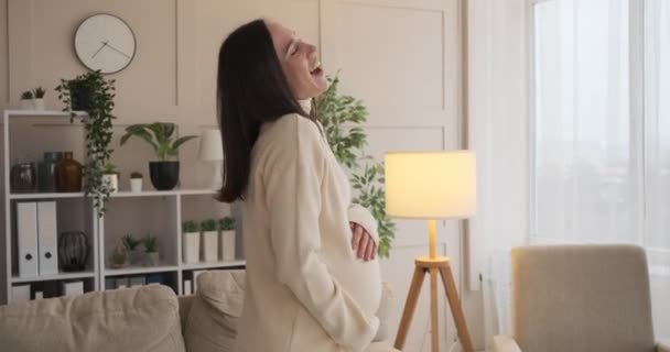 Mujer embarazada divirtiéndose bailando en casa — Vídeo de stock