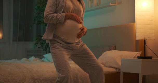 Hamile kadın gece yatak odasında dans ediyor. — Stok video
