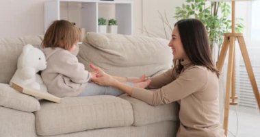 Sevgi dolu anne ve kız evde oynuyorlar.