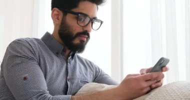 Cep telefonu kullanan adam mesajlaşması