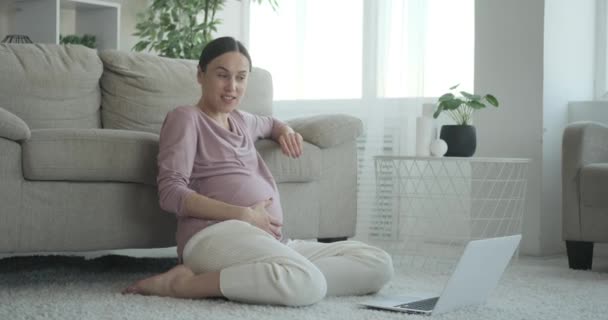 Gravid kvinna video chatta på laptop hemma — Stockvideo