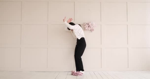 Kobieta broniąca się przed ubraniami rzucanymi na nią — Wideo stockowe