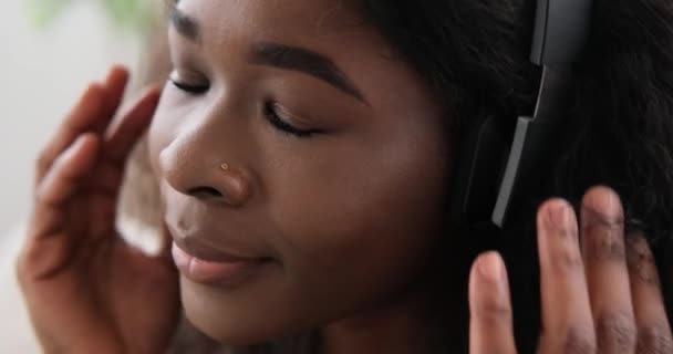 Женщина слушает музыку дома — стоковое видео