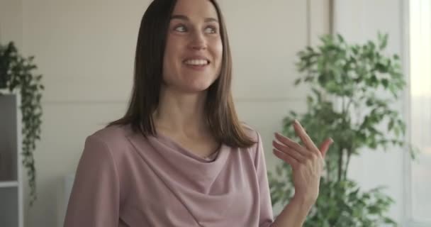 Захваченная беременная женщина снимает видео в блоге дома — стоковое видео
