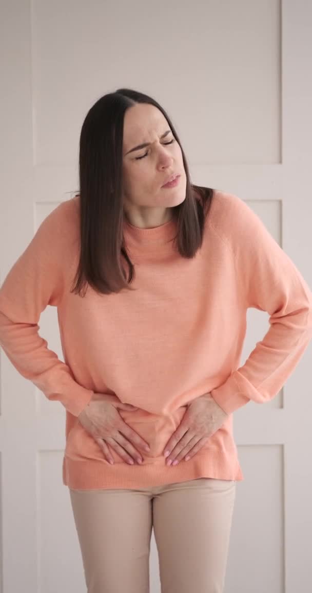 Жінка страждає від болю в животі — стокове відео
