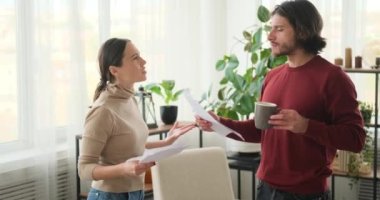 Elinde belgeler olan çift konuşuyor.