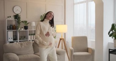 Hamile kadın evde dans