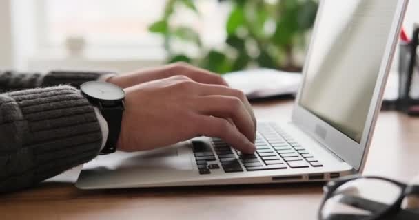 Businessman typing on laptop at office — Stock Video