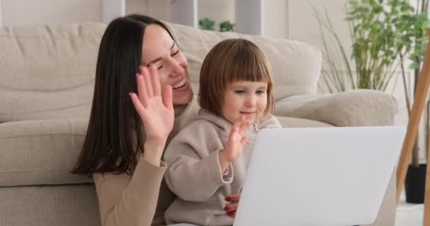 快乐的母亲和女儿在家里用笔记本电脑 — 图库视频影像
