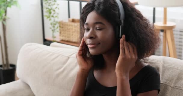 Wanita mendengarkan musik dan menari di rumah — Stok Video