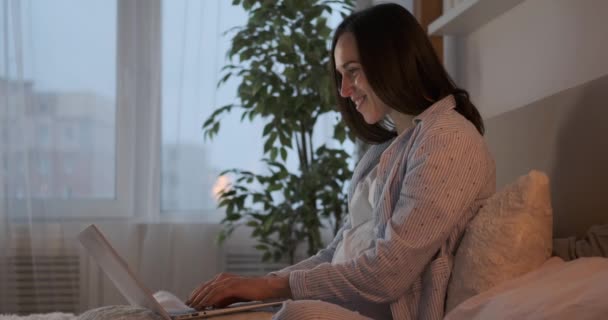 Femme enceinte utilisant un ordinateur portable à la maison — Video