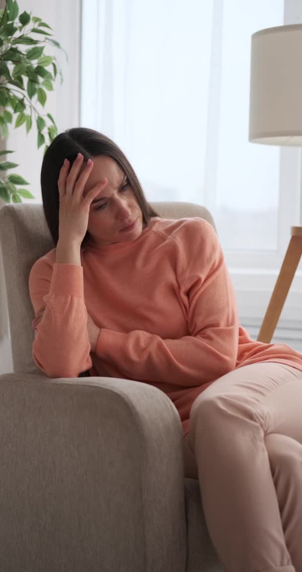Mulher triste chorando em casa — Vídeo de Stock