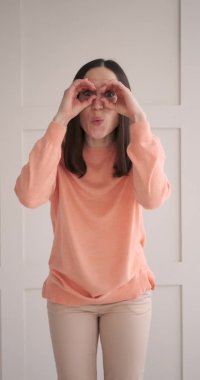 El yapımı dürbünle arayan kadın