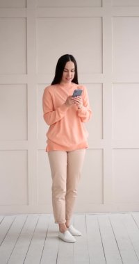 Kadın cep telefonu kullanarak iyi haberler almasına şaşırdı.