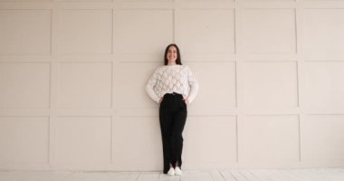 Bir kadın kendisine fırlatılan kıyafetlerden kendini koruyor.