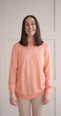 Etkilenmiş kadın baş parmak işareti yapıyor.