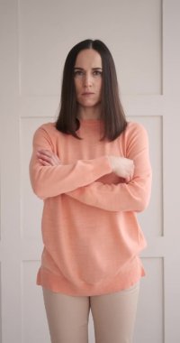 Kollarını kavuşturup hayır diyen bir kadın.