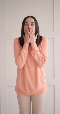 Kadın inanılmaz bir şey görünce hayrete düştü.