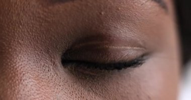 Bir kadının göz kırpması.