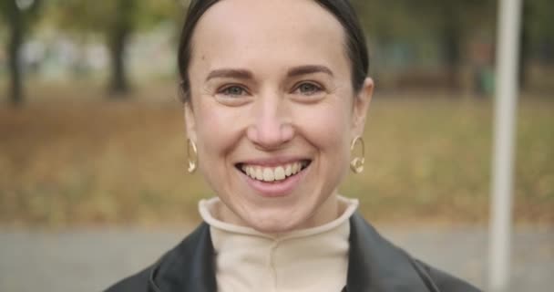 Retrato de una mujer bonita sonriendo — Vídeos de Stock