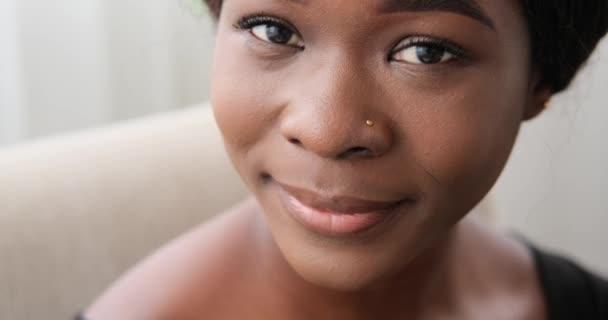 Rostro de mujer afroamericana sonriendo — Vídeos de Stock