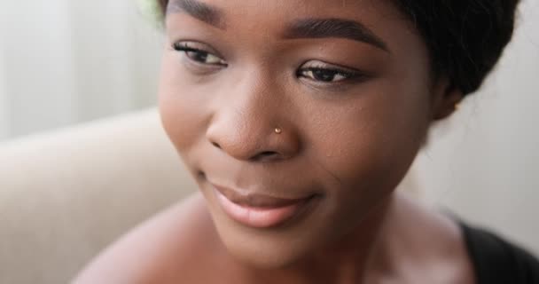 Rostro de mujer afroamericana sonriendo — Vídeo de stock