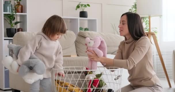Moeder en dochter spelen thuis met zacht speelgoed — Stockvideo