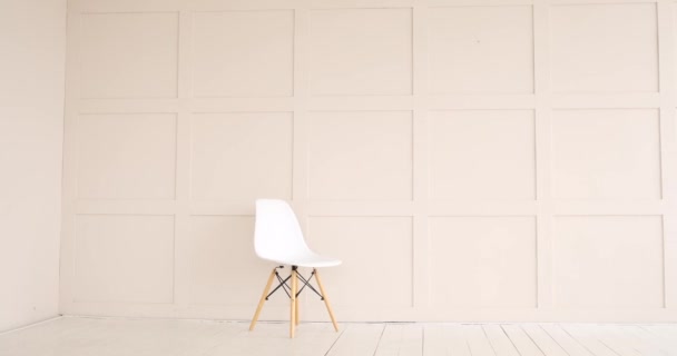 Moderní prázdná židle u zdi — Stock video