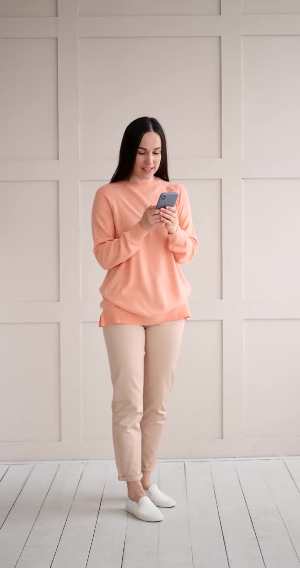 Kobieta zaskoczona otrzymaniem dobrych wiadomości za pomocą telefonu komórkowego — Wideo stockowe