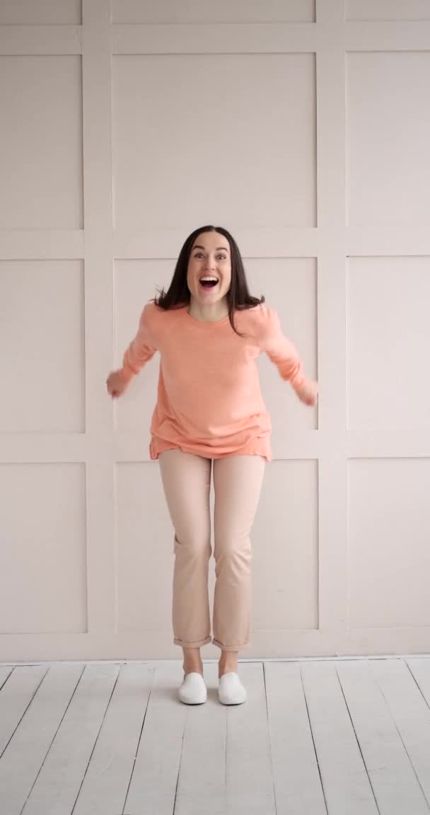 Entusiastiska kvinna hoppar och firar framgång — Stockvideo