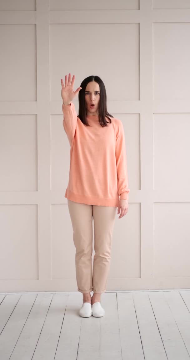Boze vrouw die nee zegt door stop hand gebaar te geven — Stockvideo