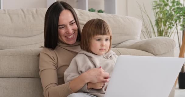 Mãe e filha brincalhão usando laptop em casa — Vídeo de Stock