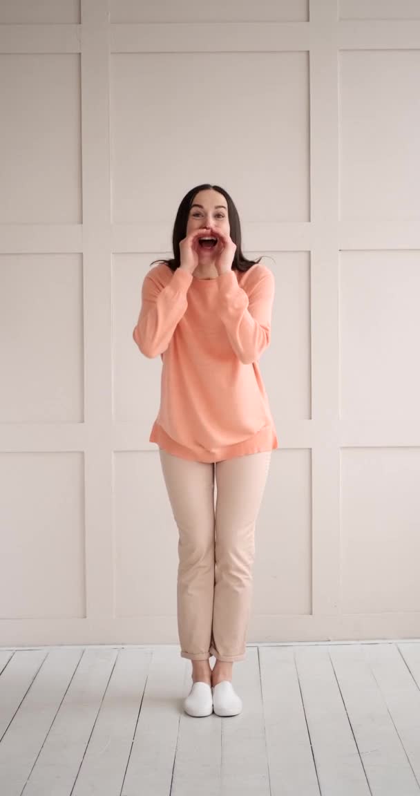 Wanita berteriak dengan tangan di sekitar mulutnya — Stok Video