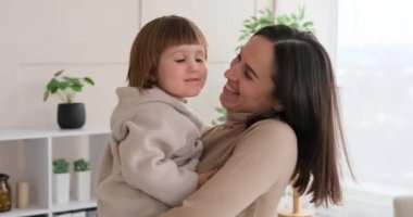 Sevgi dolu anne ve küçük kız evde.
