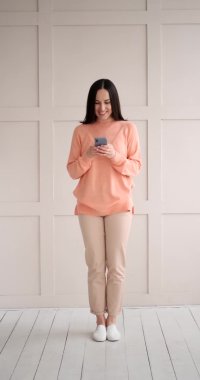 Kadın cep telefonu kullanarak eğlenceli mesajlar alıyor