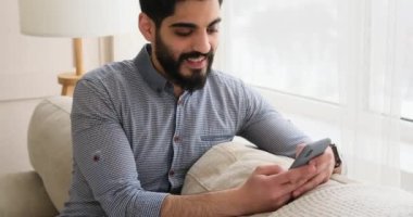 Cep telefonu kullanan mutlu adam.