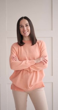 Kendine güvenen genç bir kadın gülümseyerek portresi