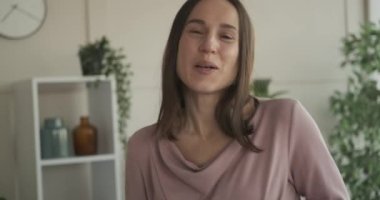 Hamile kadın evde dans ederken eğleniyor.