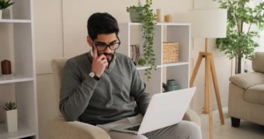 Düşünceli adam dizüstü evde kullanma