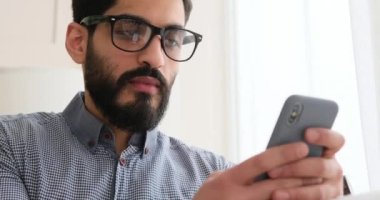 Cep telefonu kullanan düşünceli bir adam.