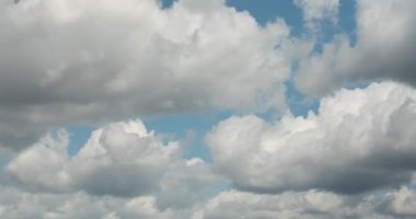 Mavi gökyüzü geçen bulutlarla