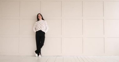 güzel kadını duvara yaslanmış