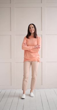 güzel bir kadın kolları ile ayakta geçti