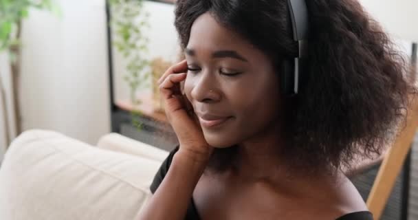 Mujer escuchando música en casa — Vídeos de Stock