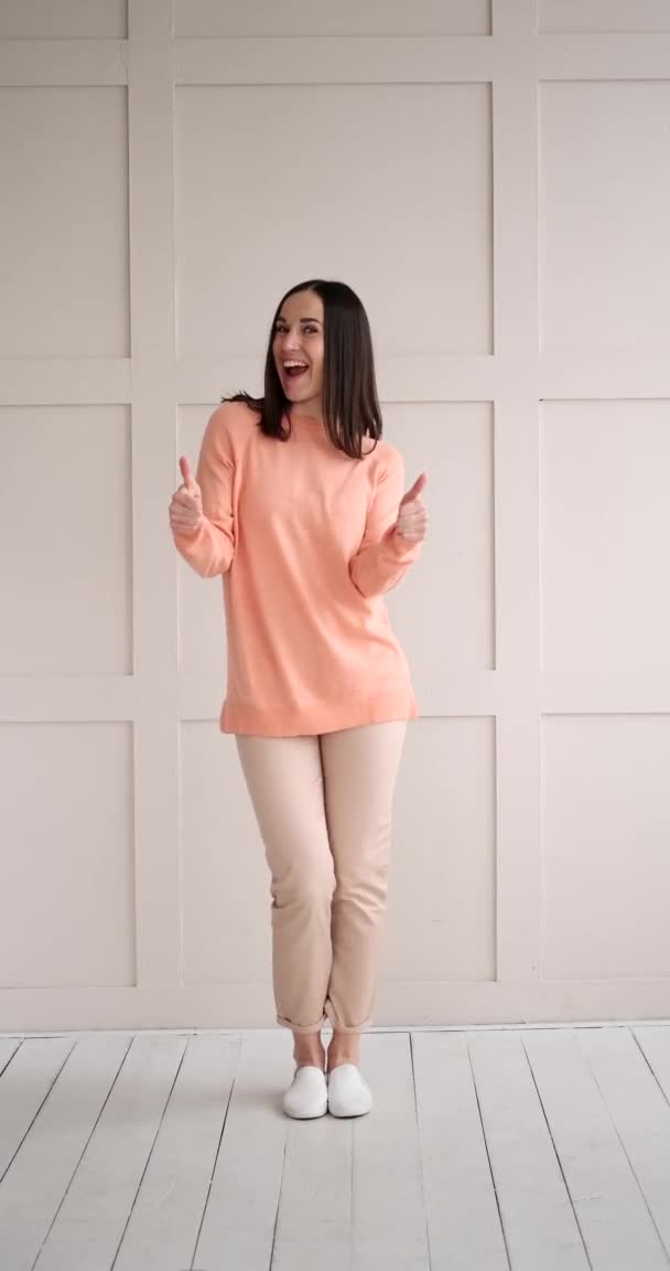 Femme excitée donnant pouces geste — Video