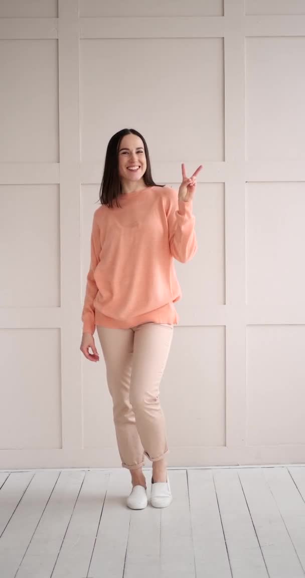 Femme heureuse donnant v signe de la main — Video