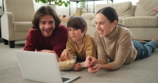 Famiglia guardando film sul computer portatile — Video Stock